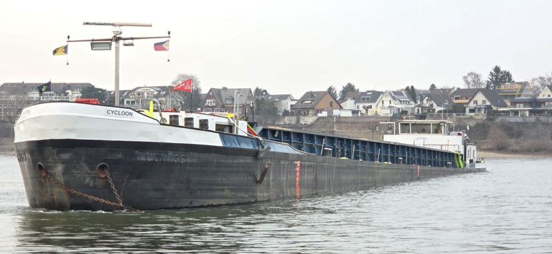 Havarierter Frachter am Rheinufer in Köln